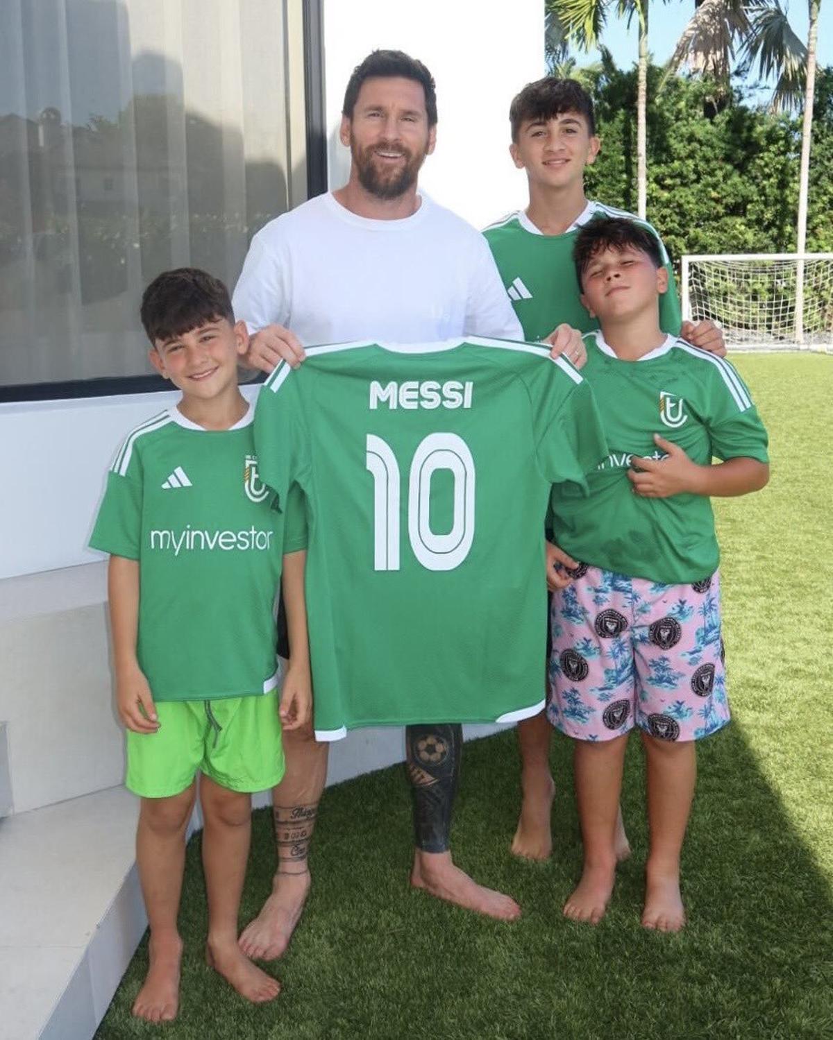 Leo Messi posa con la camiseta del Cornellà, su otro club en España junto al Eldense.