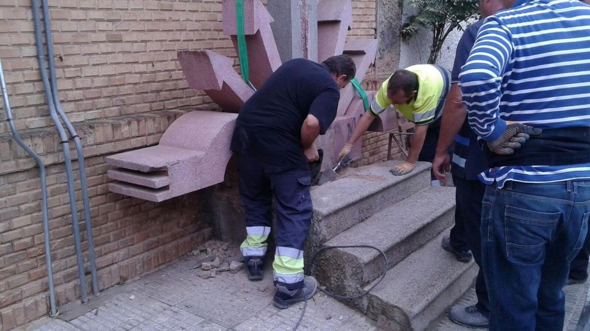 Retirada del símbolo falangista del yugo y las flechas en La Aljorra. l. o.