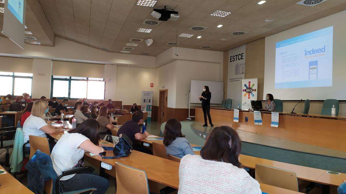 Pilar Andrés mostró cómo usar el móvil en la búsqueda de empleo. En la foto, en el aula magna de la Escola Superior de Tecnología y Ciencias Experimentales, donde se impartió el Networking