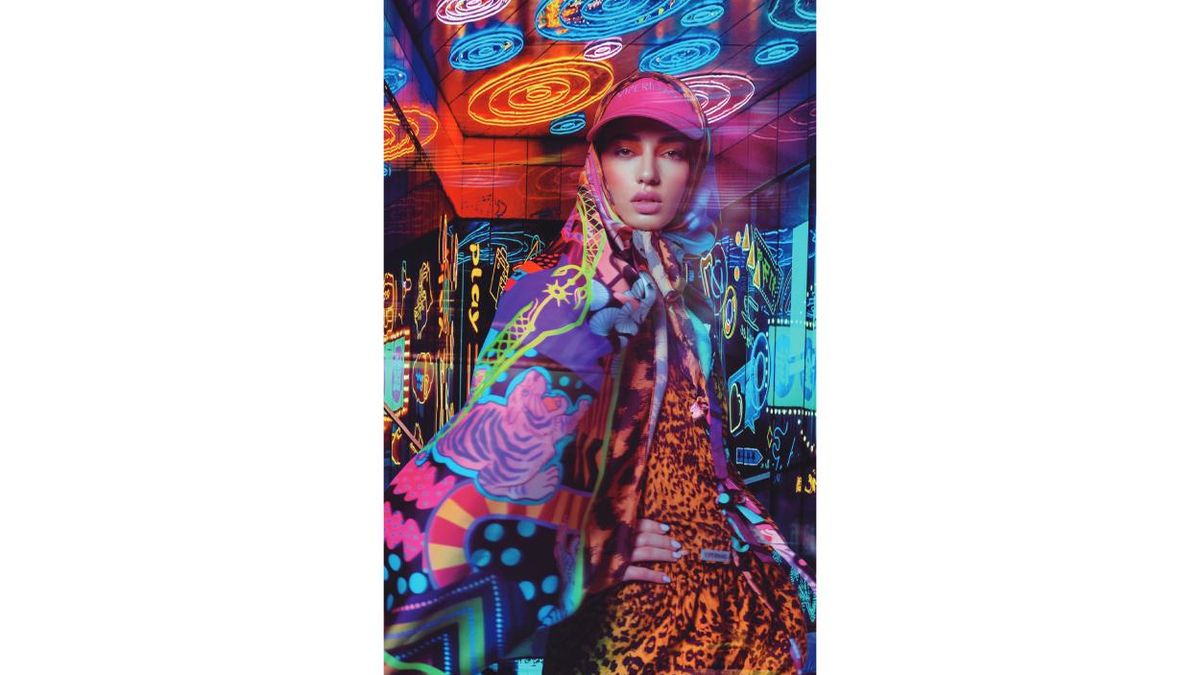 Gorra y estampados que trasladan a la moda setentera