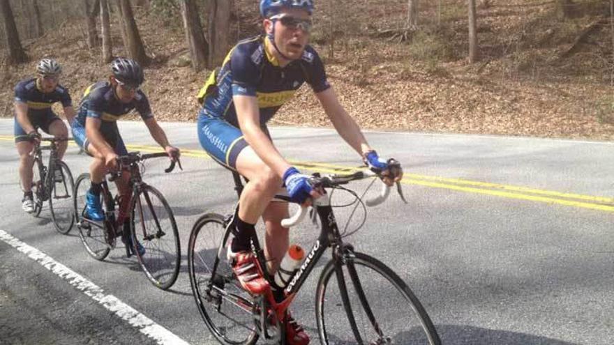 Mauro Rato, al frente de un grupo de corredores durante una carrera.