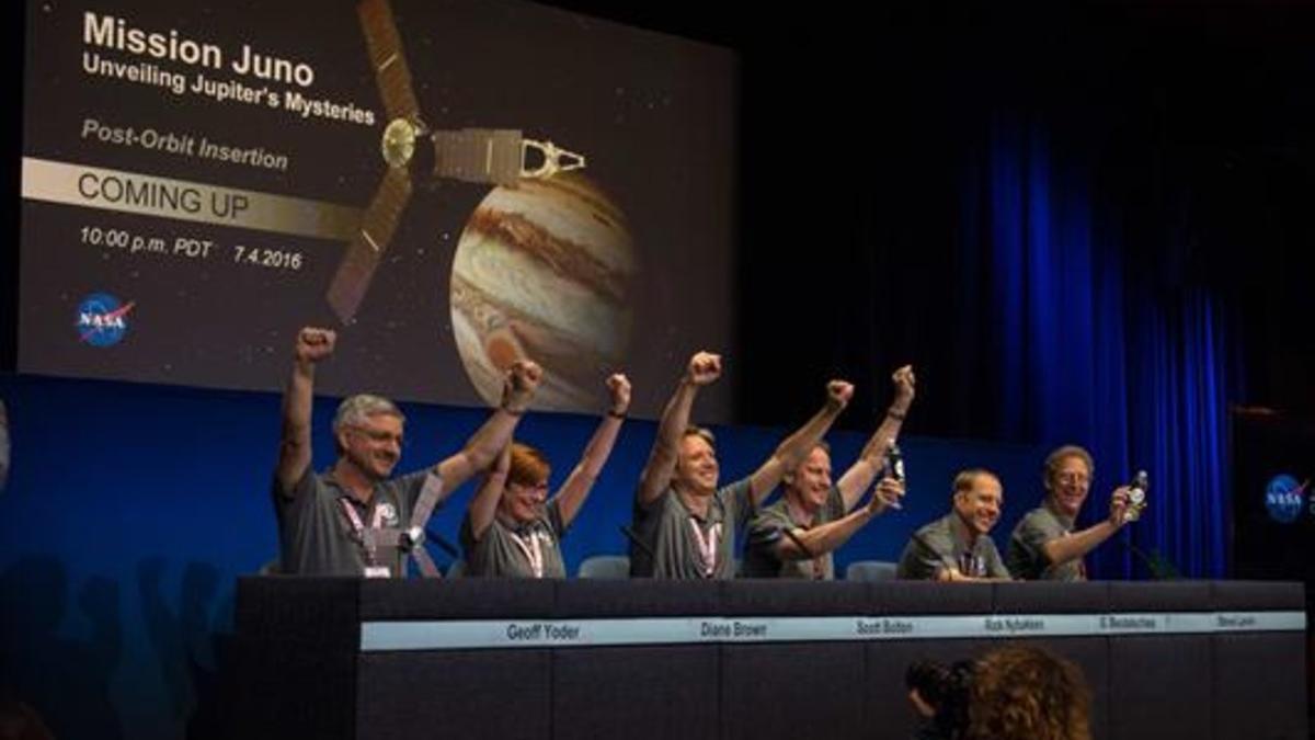 Éxito de la NASA 8 Los ingenieros celebran la llegada de la sonda 'Juno' a la órbita de Júpiter.