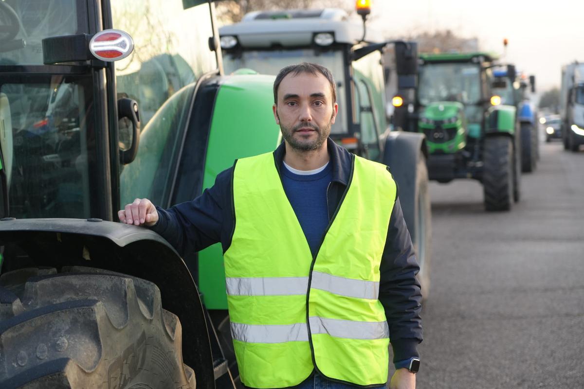 Fernando Miranda, secretario de Agricultura de UPA-UCE Extremadura, instantes antes de partir la tractorada desde Badajoz.
