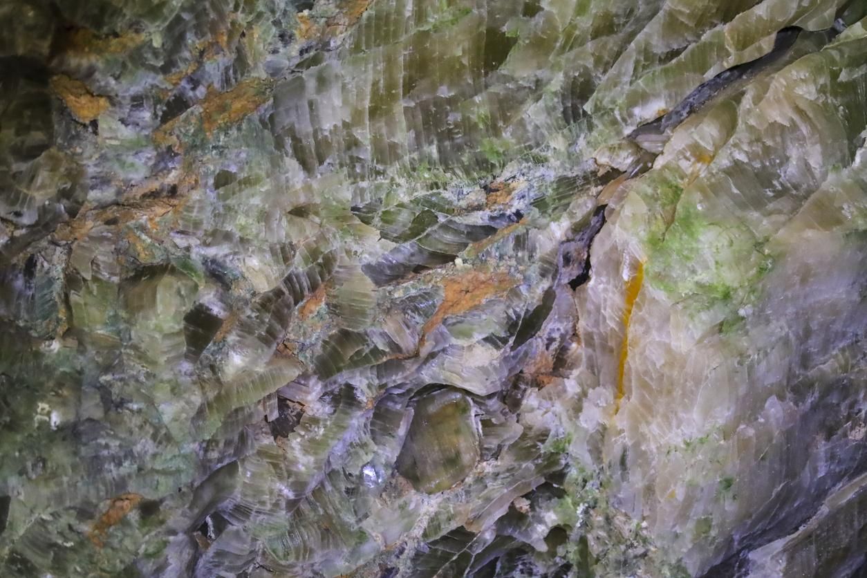 Esto es lapis specularis, el mineral que enriqueció este valle de Cuenca durante el imperio romano