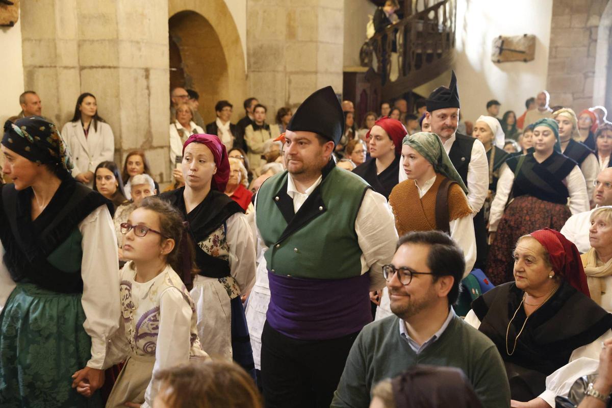 La procesión del Cristo de la Abadía de Cenero, en imágenes