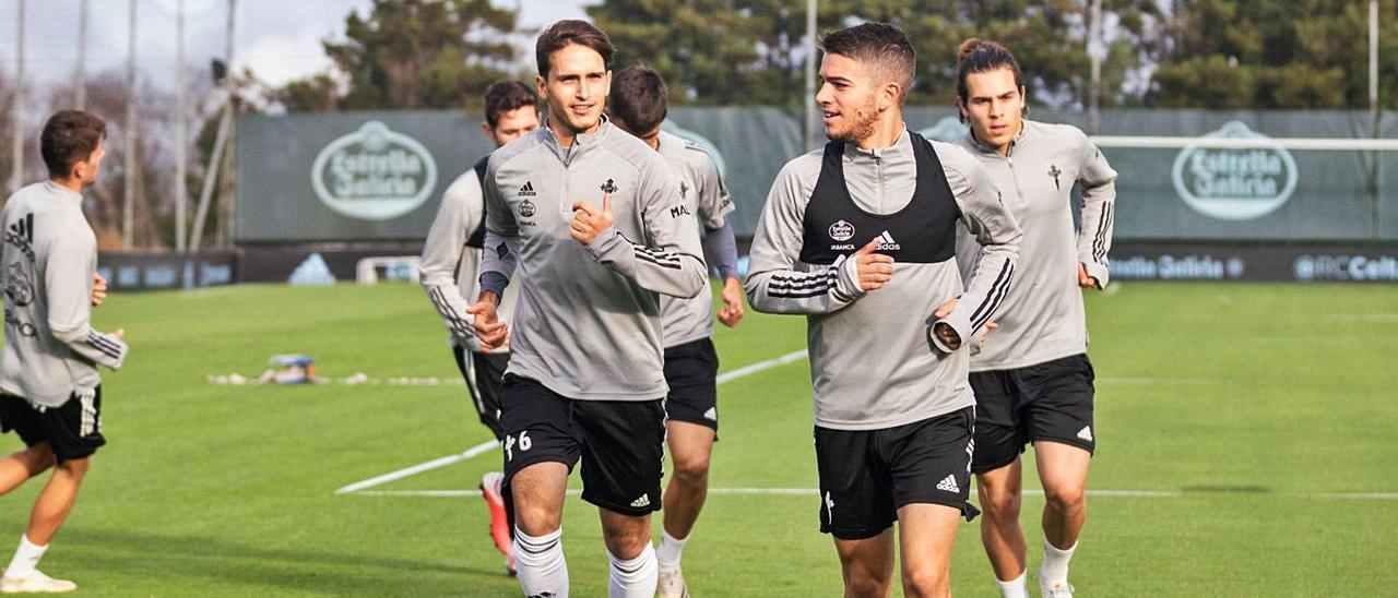 Carreira charla con Denis Suárez en un  entrenamiento, junto a Miguel Rodríguez, a la derecha