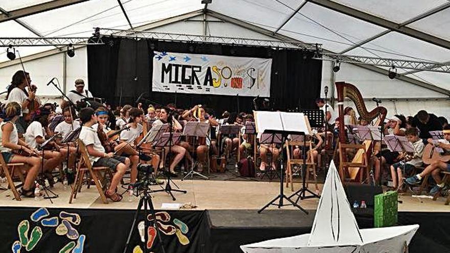 Alumnes músics de l&#039;Escola Folk del Pirineu durant l&#039;actuació al final de les Colònies per a joves intèrprets