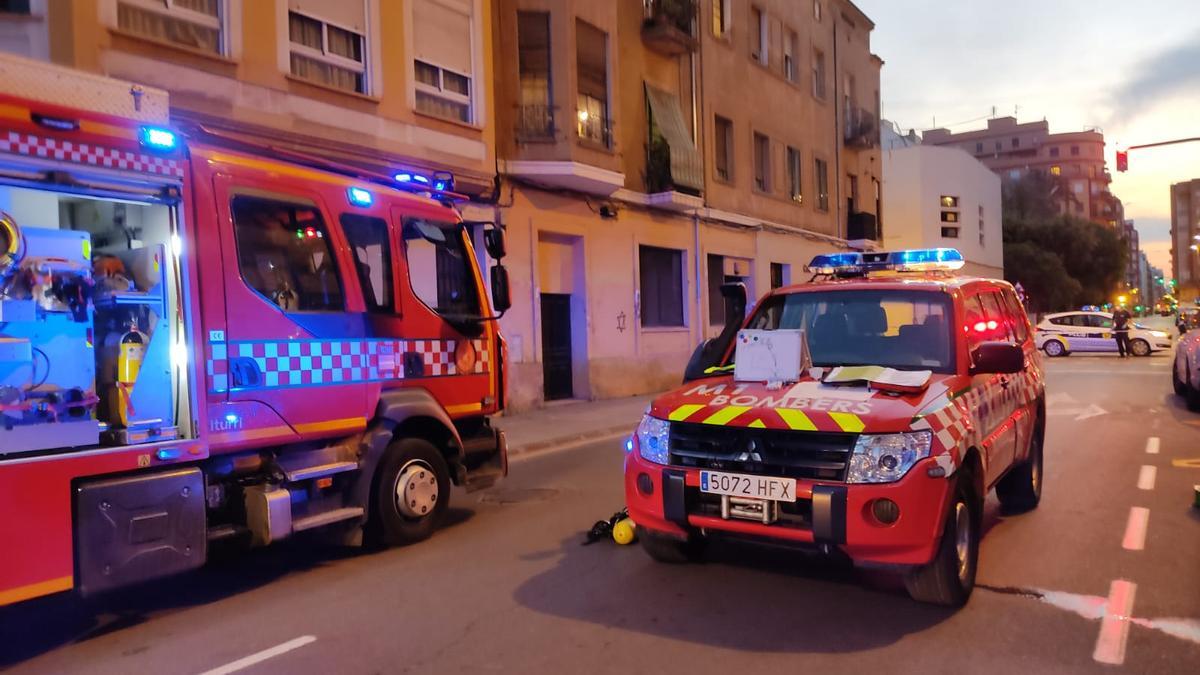 Imagen de los vehículos de los bomberos del Ayuntamiento de Castelló en la zona del incendio.