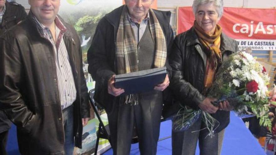 El joven Daniel Rosete, ganador del certamen de la castaña de Arriondas, ayer en su puesto.