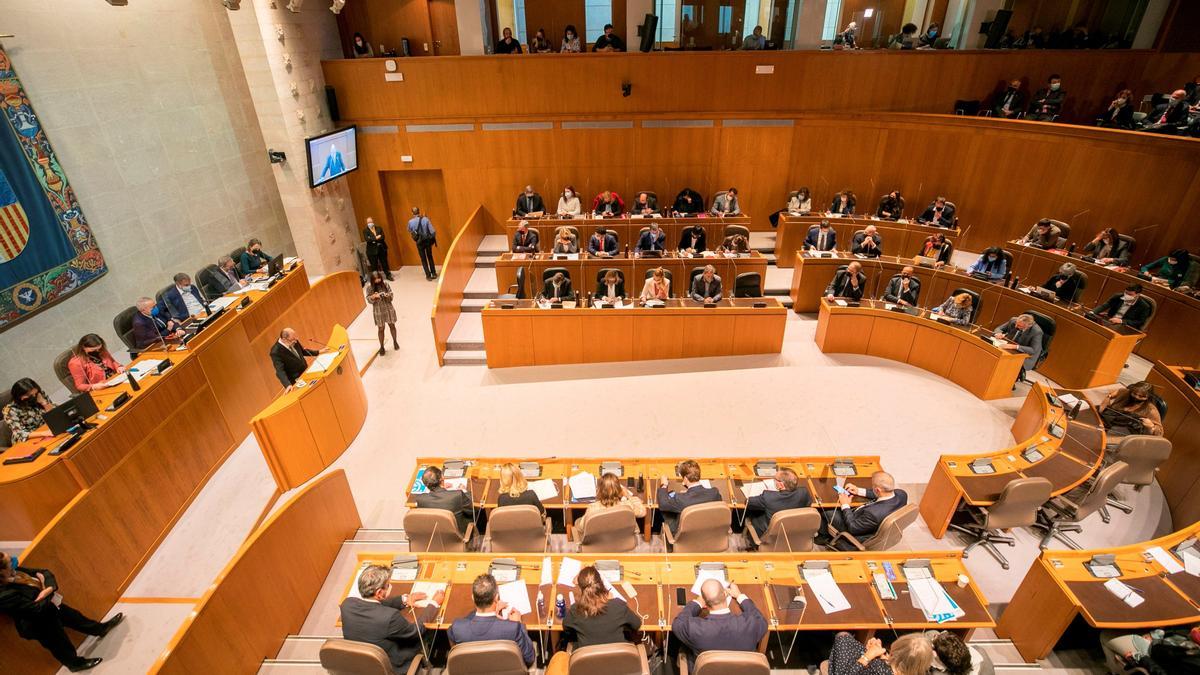 Las Cortes durante la intervención del presidente Lambán