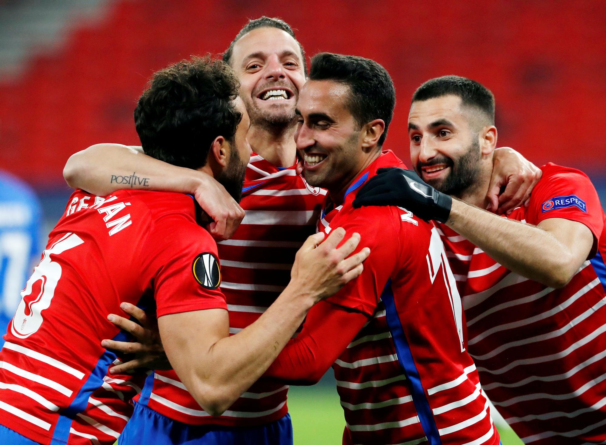 Los jugadores del Granada celebran el gol que les dio el pase a cuartos de final de la Europa League