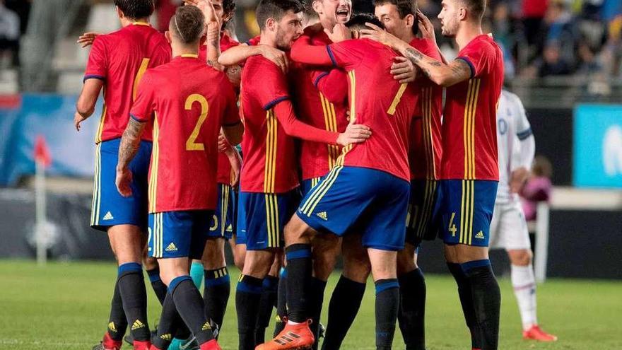 Los jugadores españoles celebran el gol de Fabián.