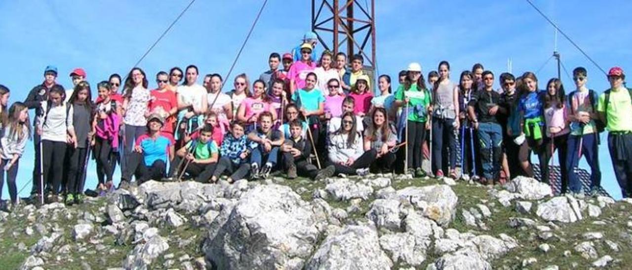 excursión por el sueve. Cincuenta y siete alumnos de 2.º de la ESO del Instituto de Infiesto realizaron el miércoles una ruta desde el Mirador del Fitu hasta el picu Pienzu, donde se fotografiaron todos juntos.