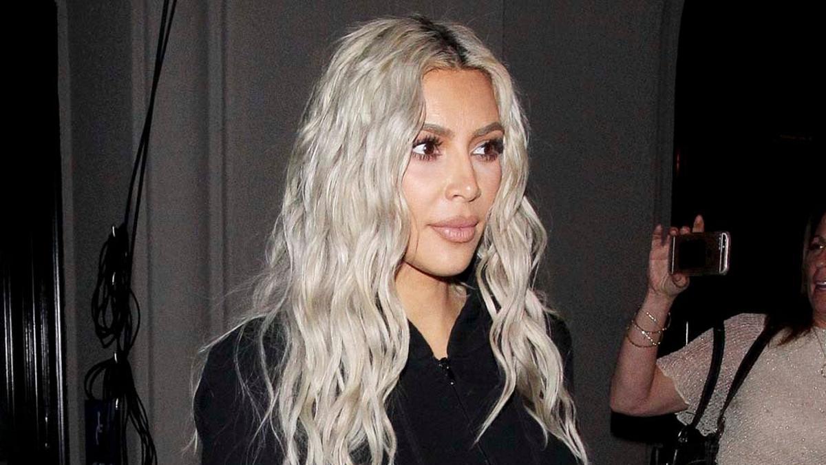 Kim Kardashian con pelo rubio rizado