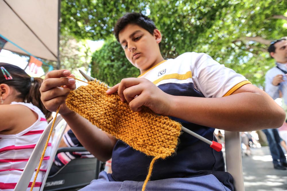 Un grupo de mujeres enseña en plena plaza de la Constitución de Almoradí las tradicionales labores de tejer y bordar para mantener la tradición