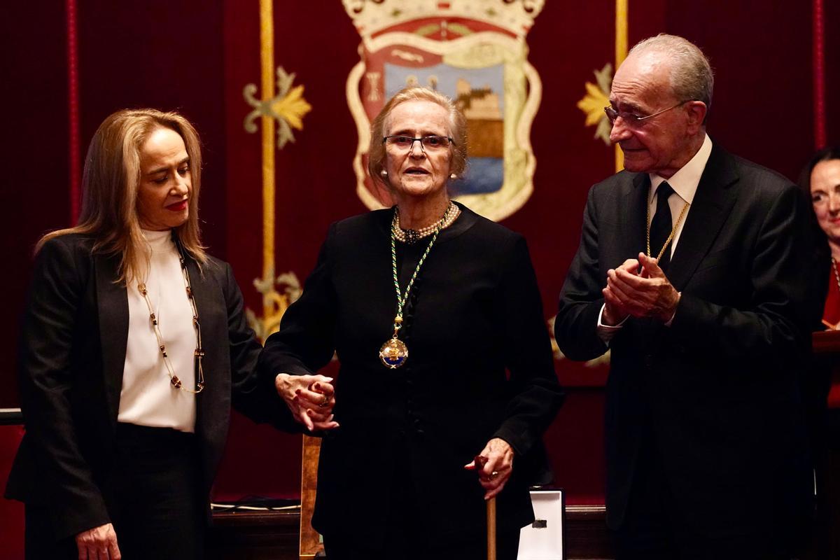 María Victoria Atencia recibe la medalla de la ciudad y el título de Hija Predilecta de Málaga.