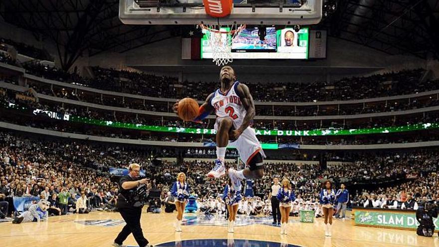 Nate Robinson realiza uno de sus mates durante el concurso en el que se proclamó campeón por tercera vez. / paul buck