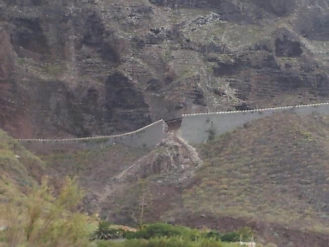 Un desprendimiento en una carretera de Tenerife obliga a rescatar a 174 personas