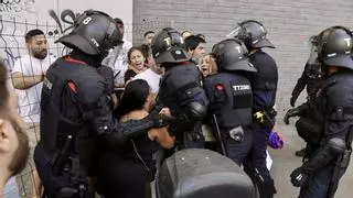 Protesta en La Mina contra el desahucio de tres familias