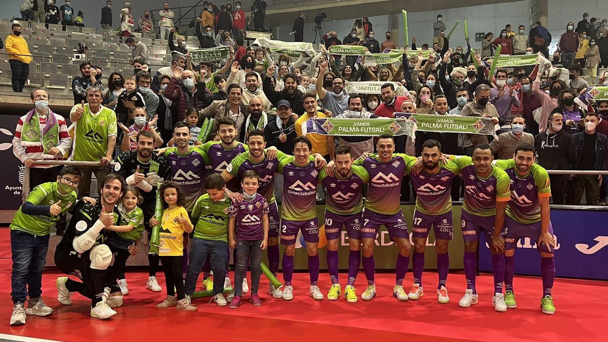 Palma Futsal posa junto a su afición tras clasificarse para la final de la Supercopa