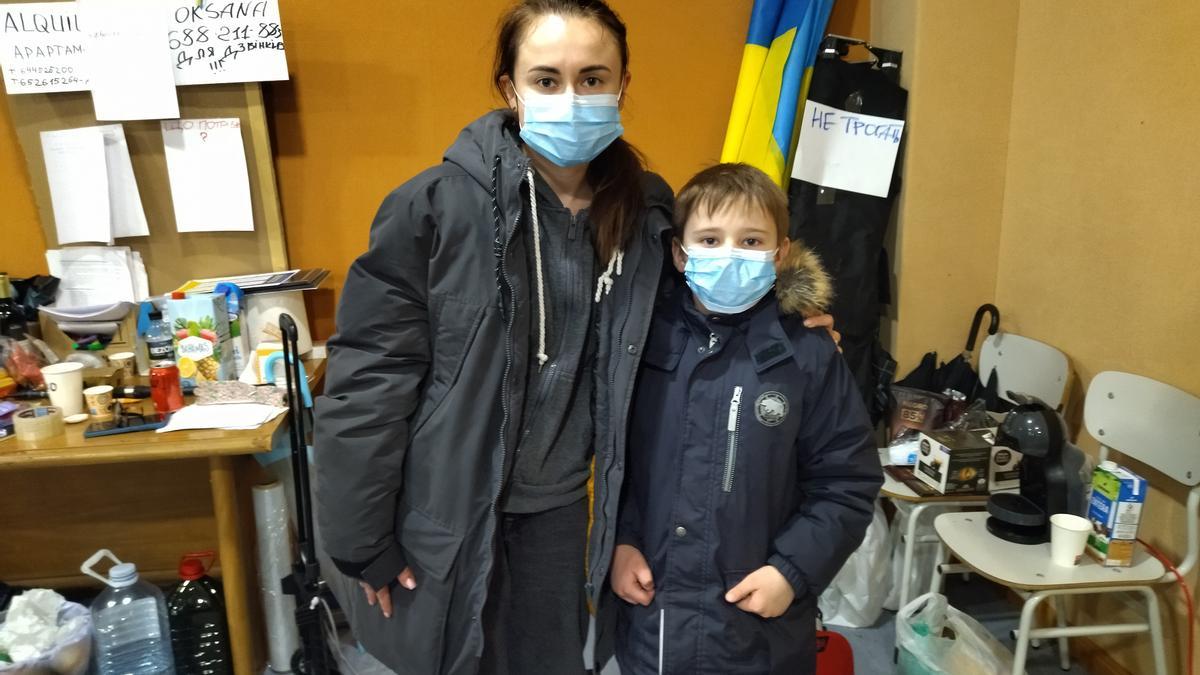 Nastia y su hijo Svratoslav, de 8 años. Son de Kiev y han llegado a Calp tras 6 días de viajar en coche