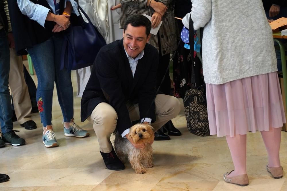 Juanma Moreno vota en Las Esclavas