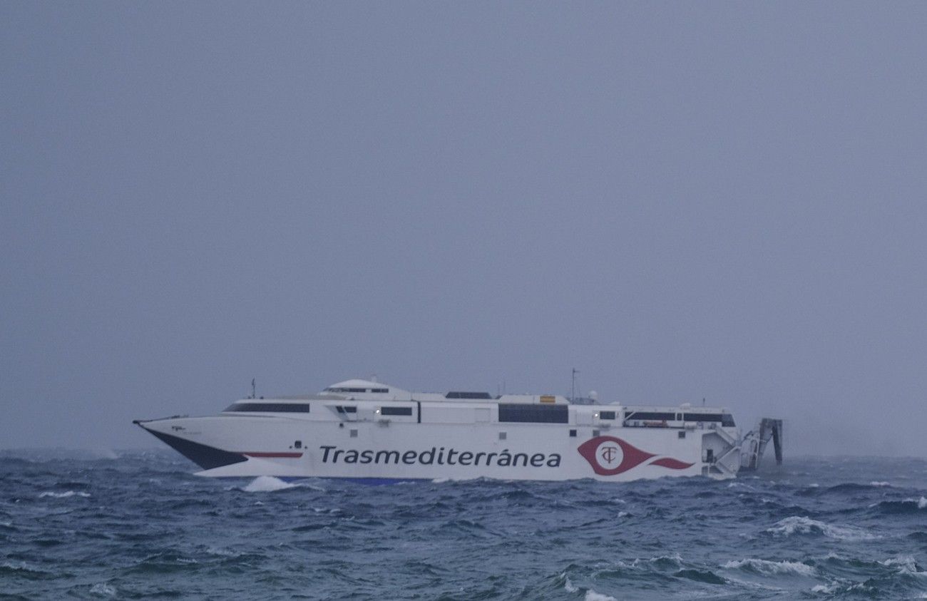 El fuerte viento golpea a una Canarias con calima