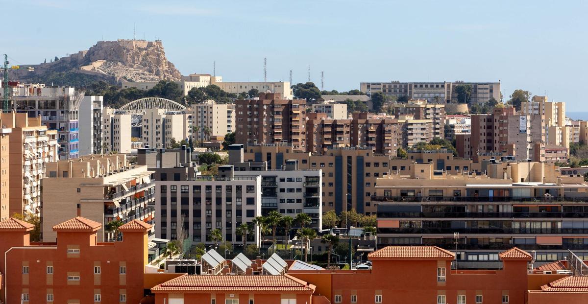 Concentración de viviendas a los pies del castillo de Santa Bárbara en Alicante.