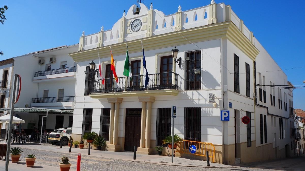 Vista del ayuntamiento de Montalbán.