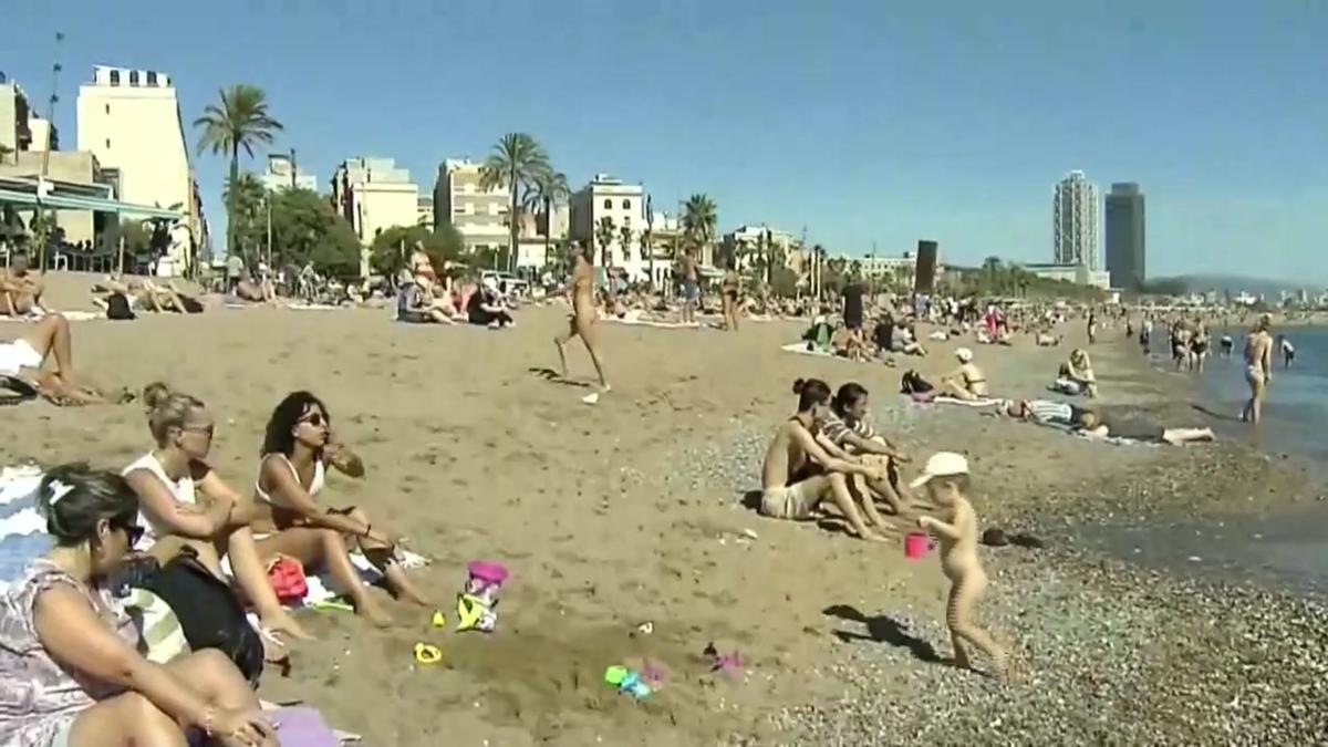 El Veranillo de San Miguel vuelve a llenar las playas de Barcelona