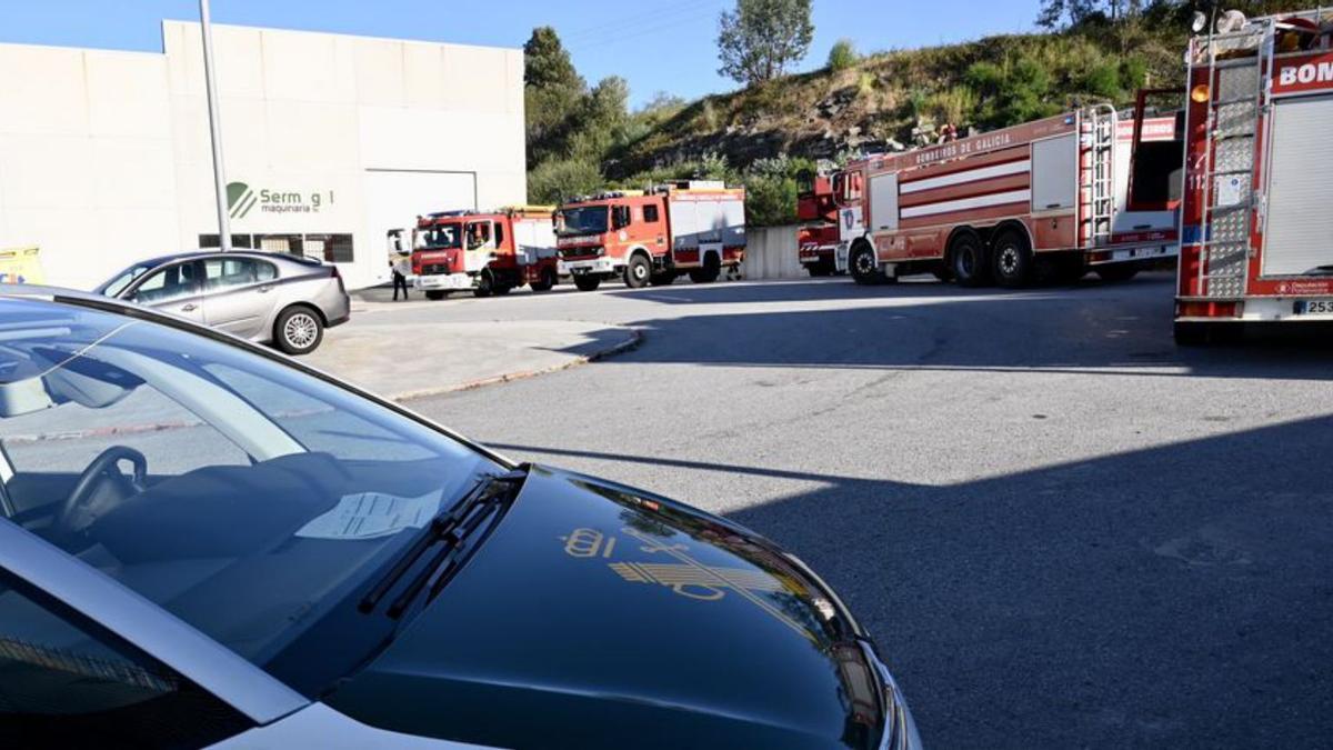 El aviso de un incendio en una carpintería de Barro moviliza a bomberos de tres parques de la comarca