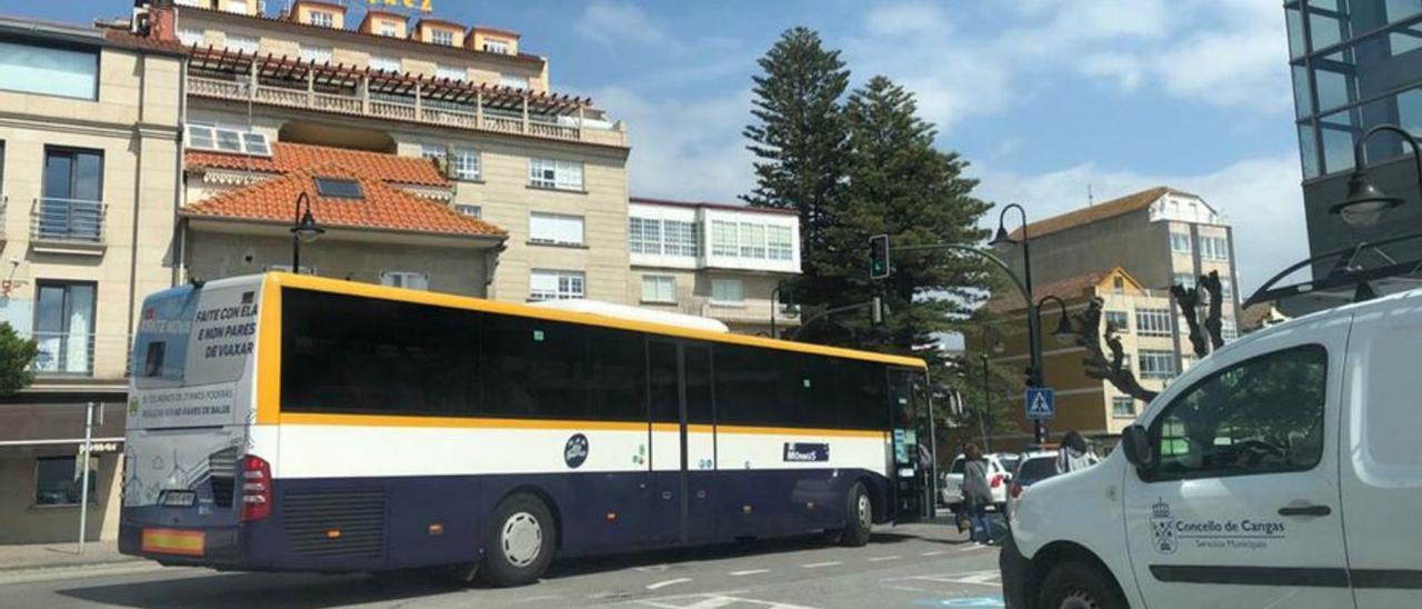 Uno de los autobuses que realizan la ruta de Cangas a Vigo.   | G.N.