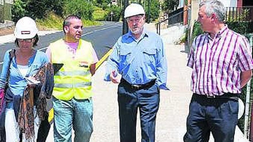 De Lorenzo, segundo por la derecha, en la visita a las obras.