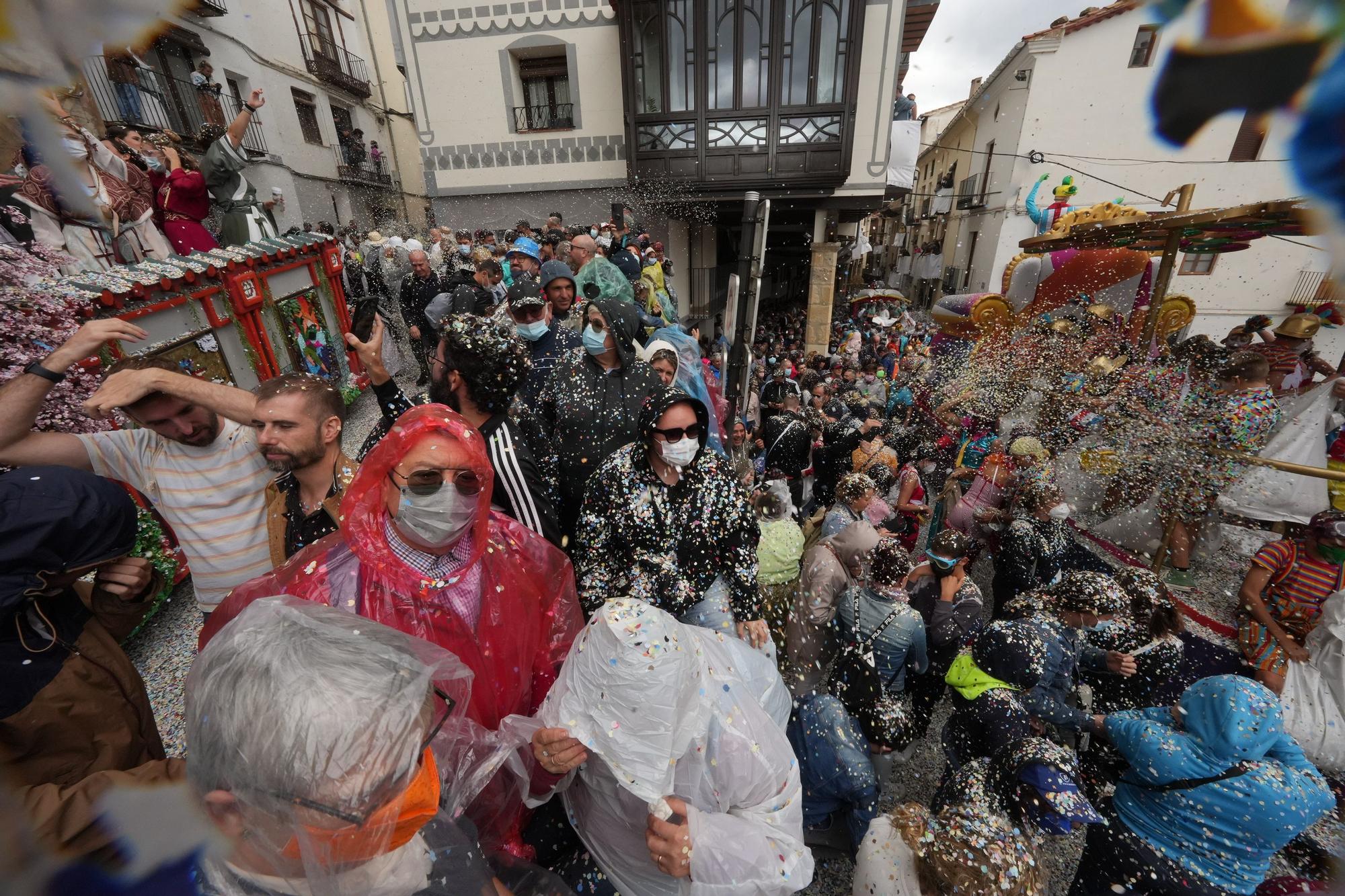 Búscate en el desfile de carrozas y disfraces de l'Anunci de Morella