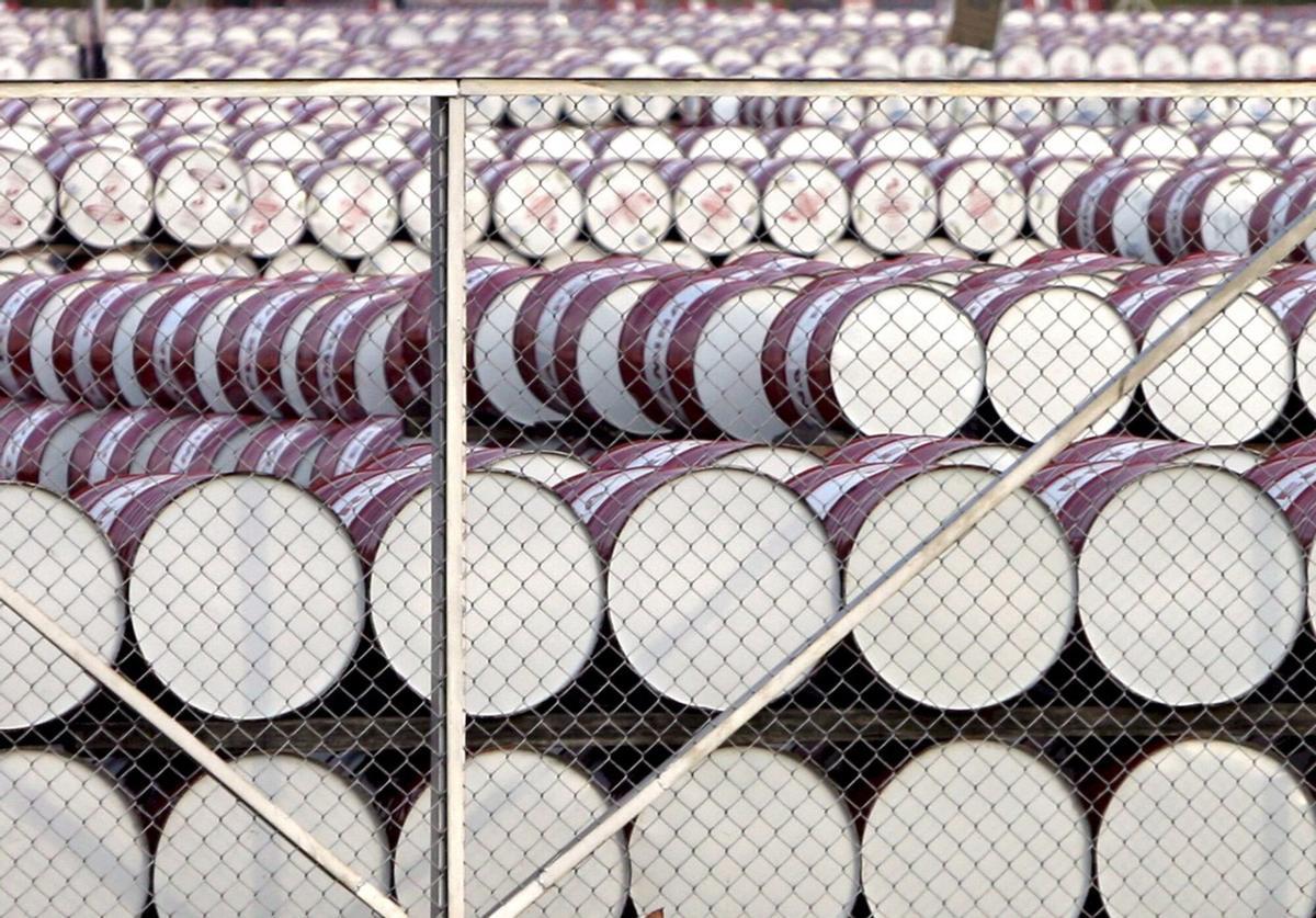 FOTO ARCHIVO. Barriles de petróleo almacenados en un depósito.