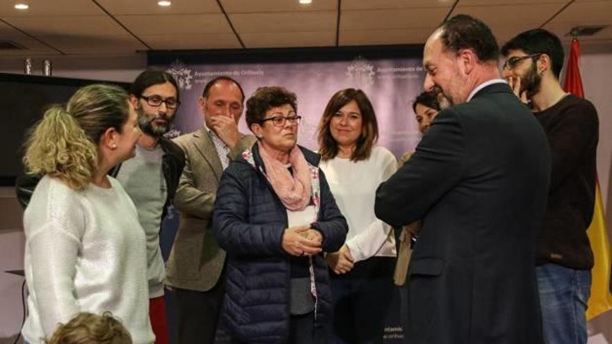 Un momento del emotivo acto, que tuvo lugar ayer en el salón de Prensa del Ayuntamiento de Orihuela.