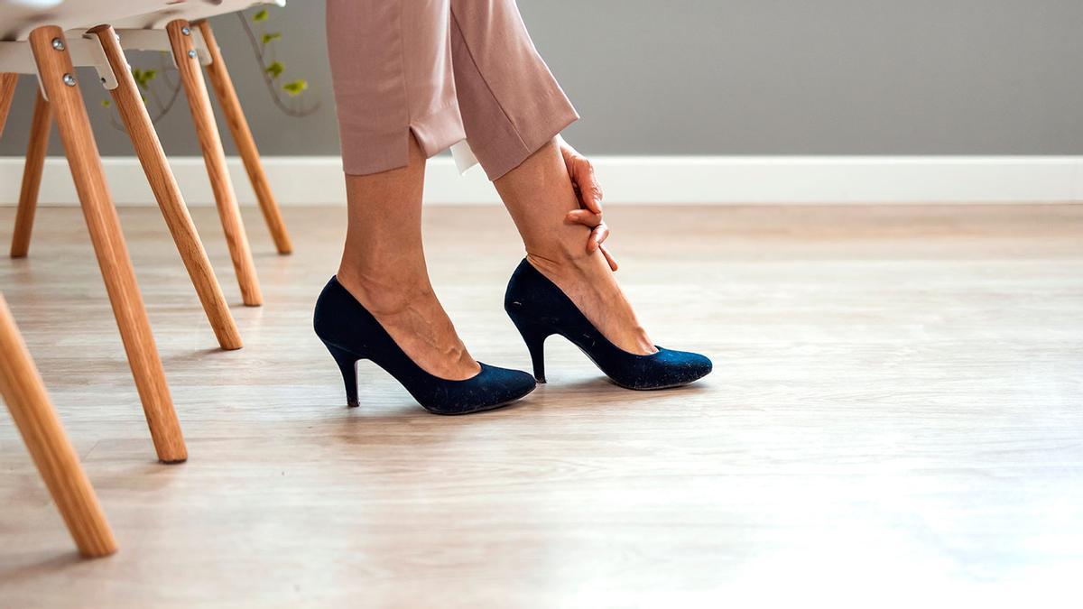 El consejo del zapatero para estirar en casa los zapatos nuevos que nos quedan apretados y que queden perfectos
