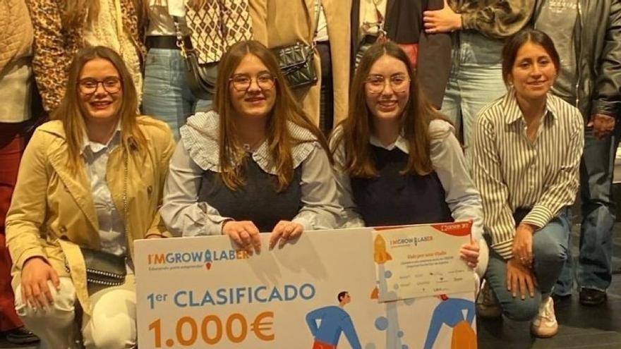 Alumnas del IES Los Pedroches posan con el premio recibido en Sevilla.