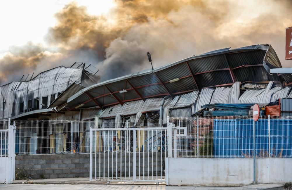 Un incendio arrasa una empresa de regalos en Manises