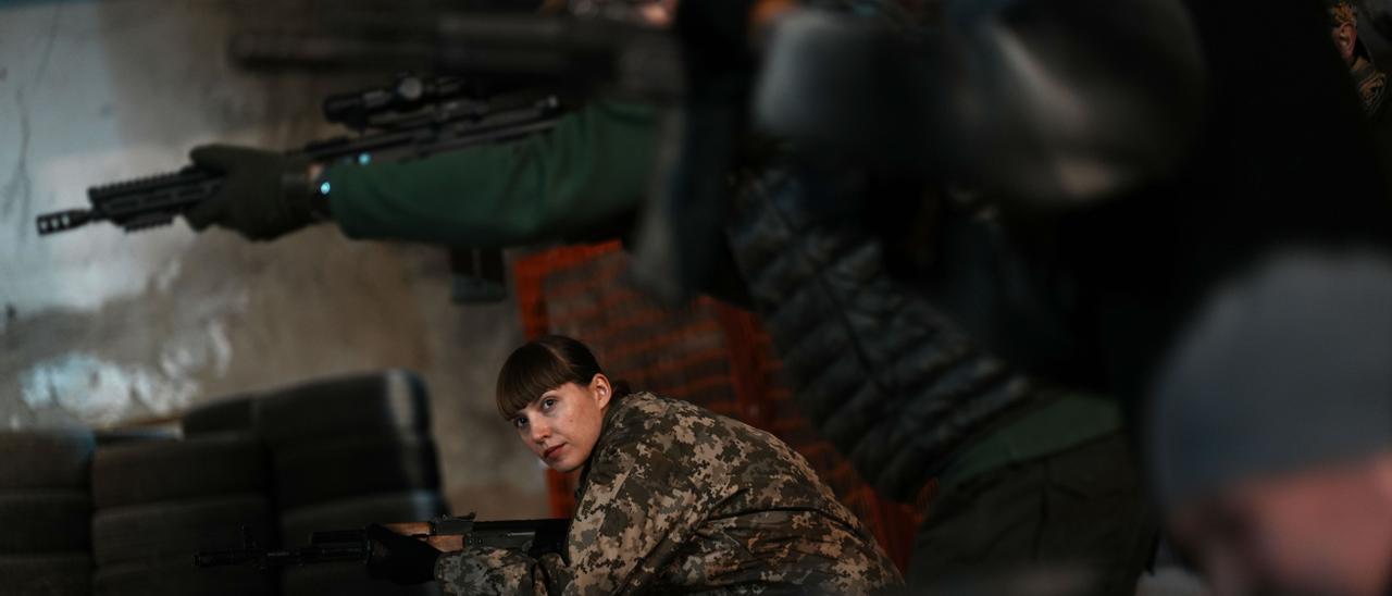 Militares ucranianos en prácticas de tiro.