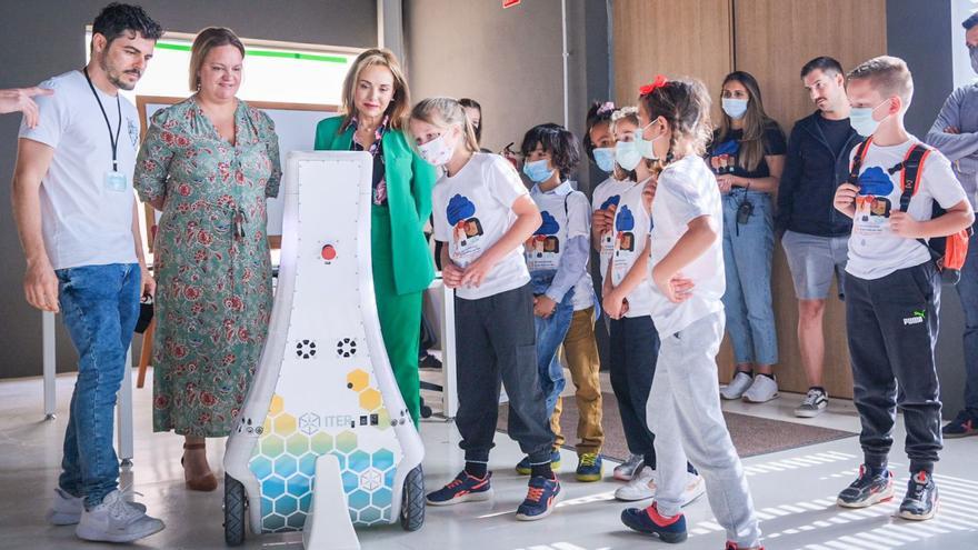 Treinta niños de entre 6 y 9 años conocen por primera vez el atractivo de la ciencia