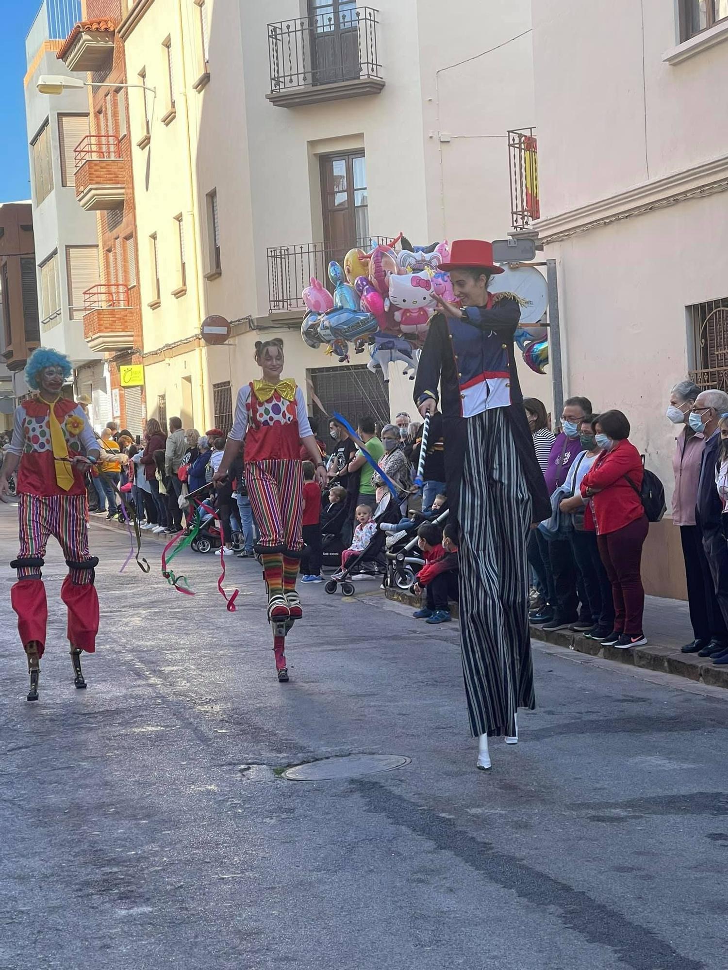 Lo mejor del pasacalle infantil, las paellas y la ofrenda a la Esperanza en el lunes de la Fira d'Onda