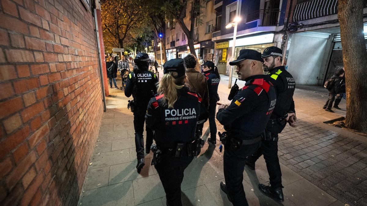 Dispositivo policial especial en Santa Coloma de Gramanet por Navidad