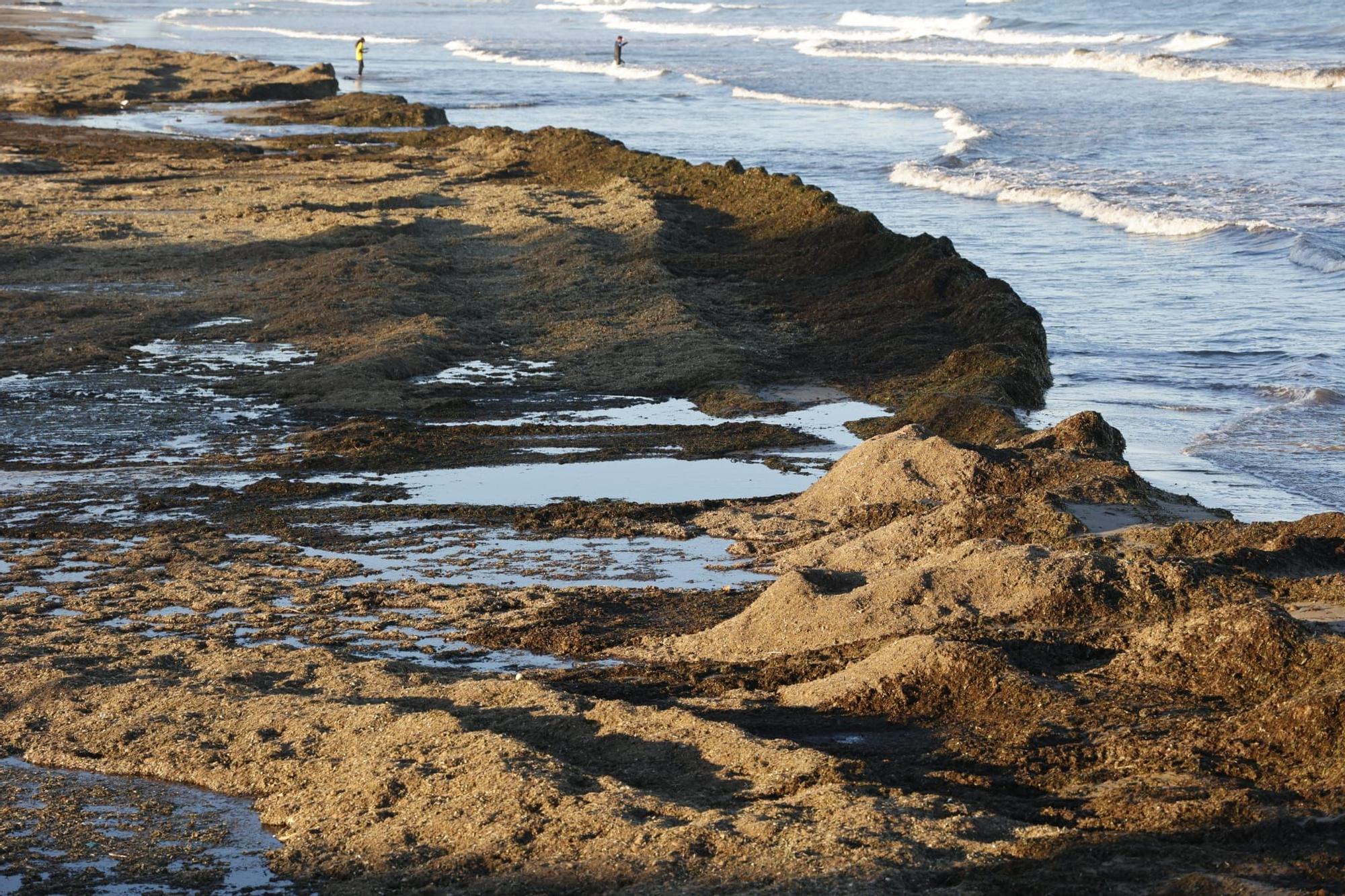 La playa de Las Arenas tras el fuerte oleaje de este fin de semana