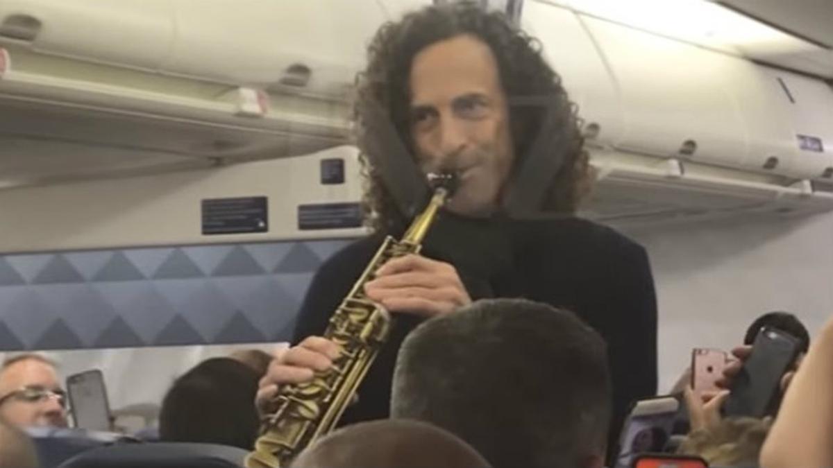 Kenny G y su saxofón, en concierto en un Delta Airlines.