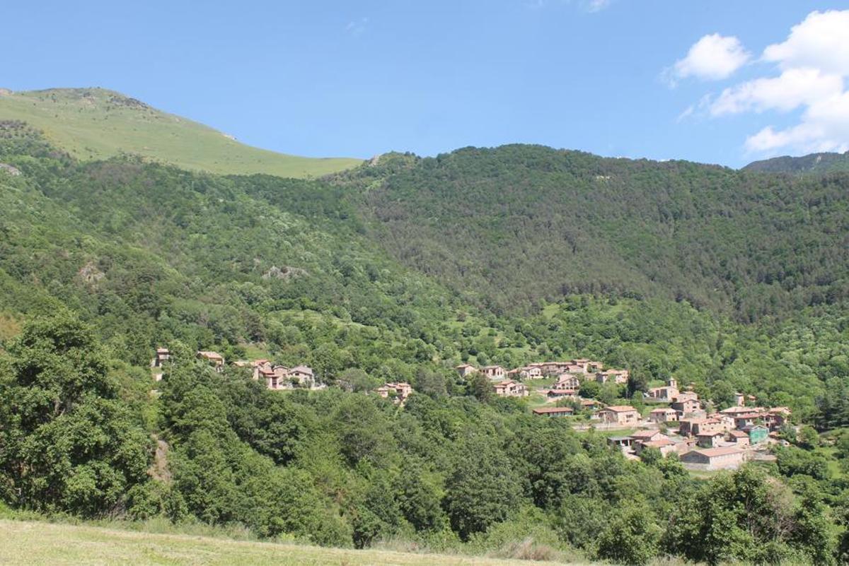 El poble de Bruguera, amb el Taga de fons.