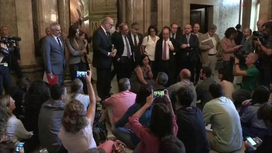 Els periodistes parlamentaris protesten al Parlament contra les agressions al col·lectiu