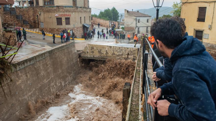 Vecinos de Letur ( Castilla-La Mancha) observan el desbordamiento del arroyo que pasa por la localidad a causa de la peor DANA que ha sufrido el Levante de España en un siglo, el 29 de octubre de 2024.