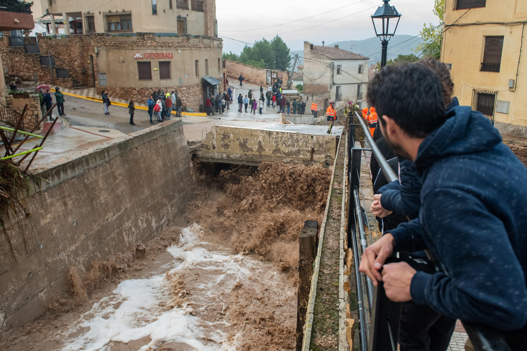 29/10/2024 Varios servicios de emergencias ayudan en las labores de rescate, a 29 de octubre de 2024, en Letur, Albacete, Castilla-La Mancha (España). El casco antiguo de Letur, en la Sierra de Segura, se ha llevado la peor parte, con el desbordamiento del arroyo y sus calles se han convertido en un torrente, donde el agua ha arrasado con todo a su paso. En torno a 30 personas se han quedado atrapadas en sus viviendas en el centro de Letur, en el entorno de la Plaza del Ayuntamiento, por la riada. Cinco personas más permanecen en un restaurante y otra más ha pedido ayuda desde el paraje La Cascada, cercano a la localidad. SOCIEDAD Víctor Fernández - Europa Press
