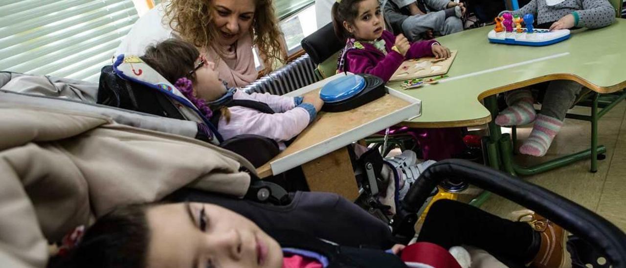 Por la izquierda, Rocío, Ivette, la tutora Ana Sierra, Gema, Erik y Lucía, en una de las aulas de Infantil.